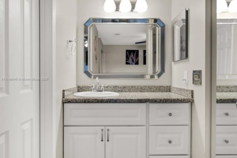 Villa ou maison à vendre à Hollywood, Floride: 2 chambres, 106.84 m2 № 1981253 - photo 26