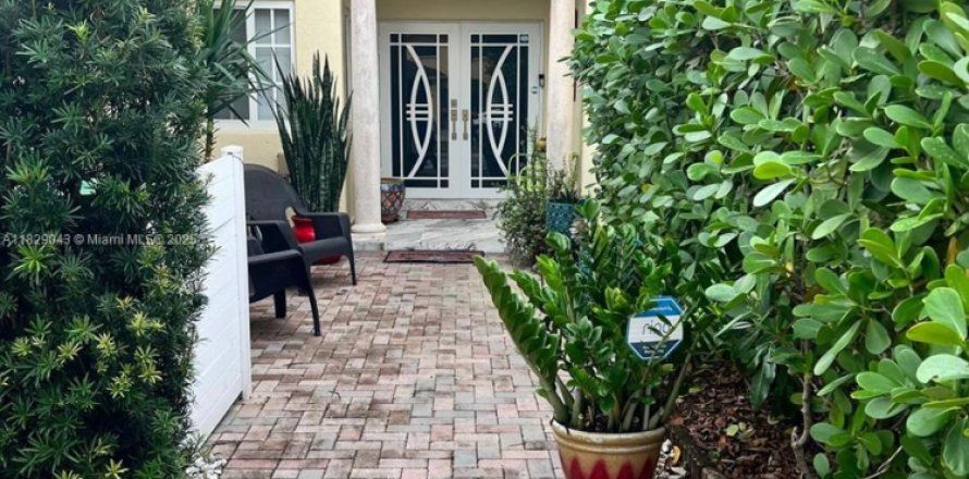 Таунхаус в Майами, Флорида 4 спальни, 196.95м2 № 2020724