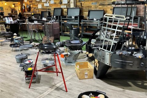 Commercial property in North Miami, Florida № 1957937 - photo 1