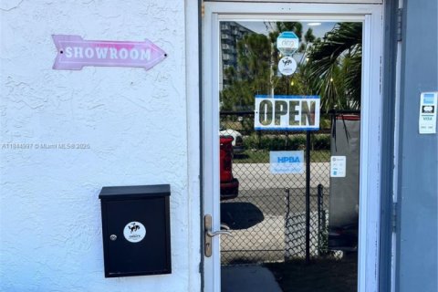 Commercial property in North Miami, Florida № 1957937 - photo 3