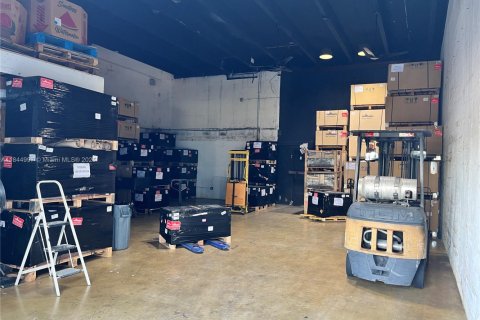 Commercial property in North Miami, Florida № 1957937 - photo 10