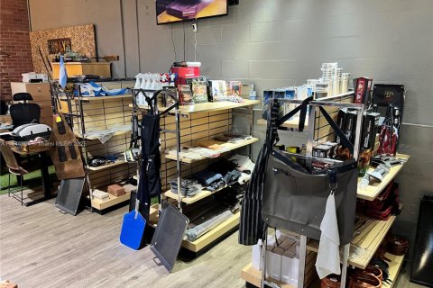 Commercial property in North Miami, Florida № 1957937 - photo 8