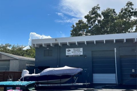 Commercial property in North Miami, Florida № 1957937 - photo 9