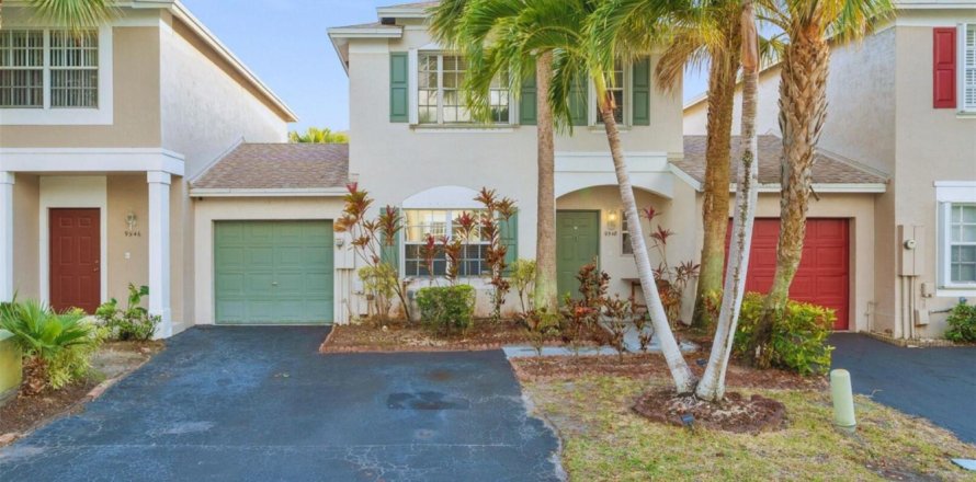 Townhouse in Tamarac, Florida 2 bedrooms, 135.73 sq.m. № 2086564