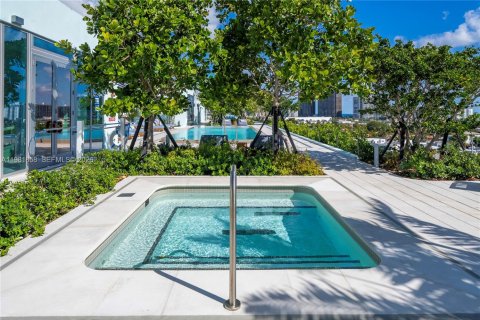 Condo in Bay Harbor Islands, Florida, 2 bedrooms  № 2043047 - photo 12