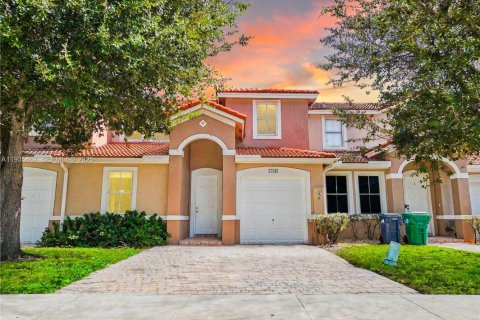 Купить таунхаус в Хомстед, Флорида 4 спальни, 170.66м2, № 1993685 - фото 1