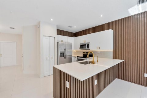 Купить таунхаус в Майами-Гарденс, Флорида 3 комнаты, 164.72м2, № 2384963 - фото 4