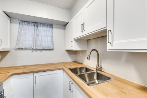 Condo in Miami, Florida, 1 bedroom  № 1836344 - photo 8