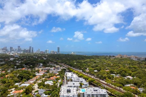 Condo in Miami, Florida, 1 bedroom  № 1836344 - photo 11