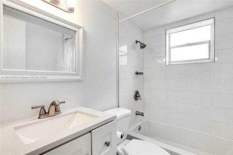 Condo in Miami, Florida, 1 bedroom  № 1836344 - photo 3