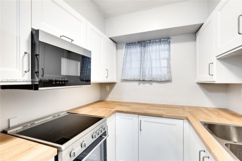 Condo in Miami, Florida, 1 bedroom  № 1836344 - photo 2