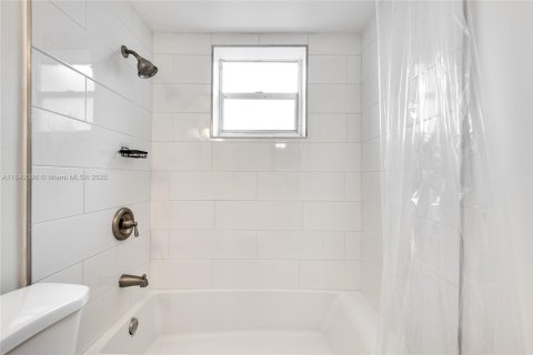 Condo in Miami, Florida, 1 bedroom  № 1836344 - photo 9