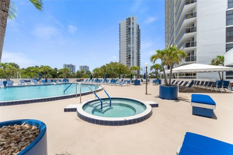 Купить кондоминиум в Авентура, Флорида 2 спальни, № 1983717 - фото 20