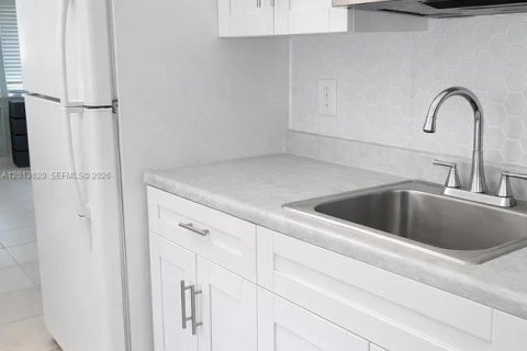 Снять в аренду квартиру в Халландейл-Бич, Флорида 41.81м2, № 2075861 - фото 4