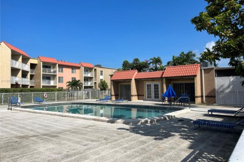 Copropriété à louer à Doral, Floride: 1 chambre, 75.25 m2 № 1945501 - photo 12