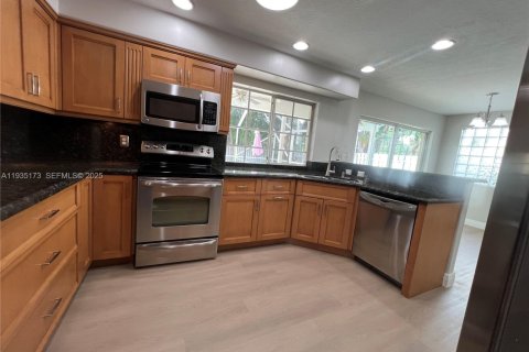 Villa ou maison à louer à Weston, Floride: 3 chambres, 190.17 m2 № 1993322 - photo 12