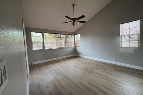 Villa ou maison à louer à Weston, Floride: 3 chambres, 190.17 m2 № 1993322 - photo 9