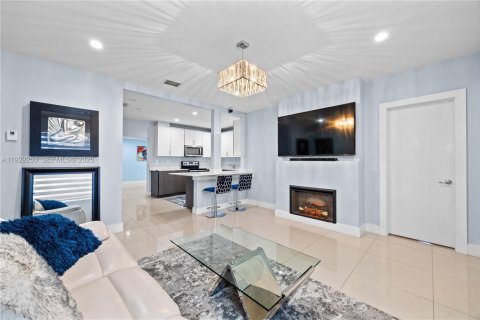 House in Miami, Florida 5 bedrooms, 178.84 sq.m. № 1987375 - photo 25