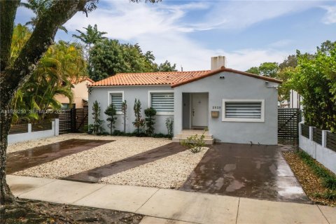 House in Miami, Florida 5 bedrooms, 178.84 sq.m. № 1987375 - photo 3