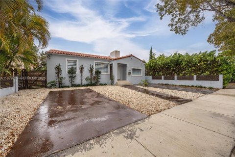 House in Miami, Florida 5 bedrooms, 178.84 sq.m. № 1987375 - photo 2