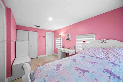 House in Miami, Florida 5 bedrooms, 178.84 sq.m. № 1987375 - photo 16