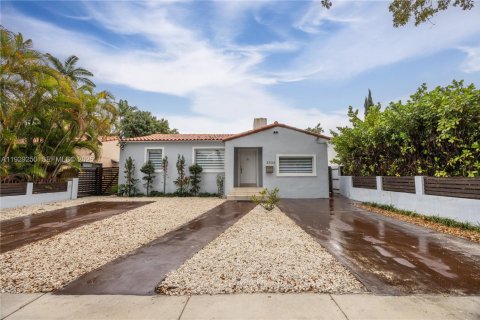 House in Miami, Florida 5 bedrooms, 178.84 sq.m. № 1987375 - photo 5