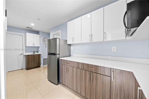 House in Miami, Florida 5 bedrooms, 178.84 sq.m. № 1987375 - photo 11