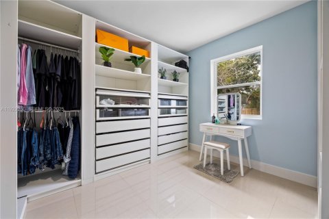 House in Miami, Florida 5 bedrooms, 178.84 sq.m. № 1987375 - photo 21