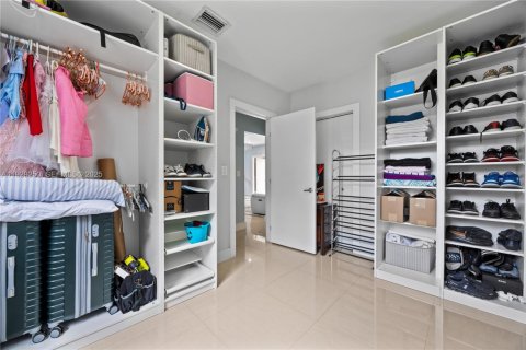 House in Miami, Florida 5 bedrooms, 178.84 sq.m. № 1987375 - photo 20