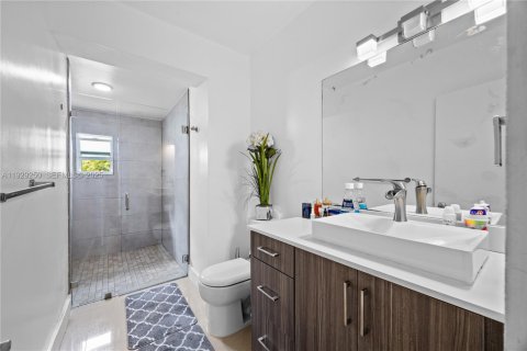 House in Miami, Florida 5 bedrooms, 178.84 sq.m. № 1987375 - photo 22