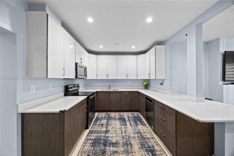 House in Miami, Florida 5 bedrooms, 178.84 sq.m. № 1987375 - photo 14