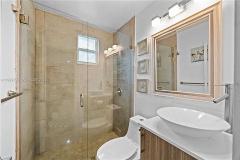 House in Miami, Florida 5 bedrooms, 178.84 sq.m. № 1987375 - photo 9