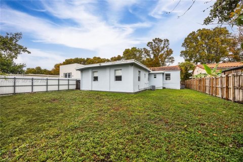 House in Miami, Florida 5 bedrooms, 178.84 sq.m. № 1987375 - photo 7