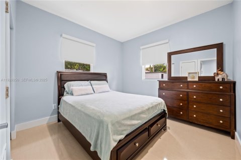 House in Miami, Florida 5 bedrooms, 178.84 sq.m. № 1987375 - photo 10