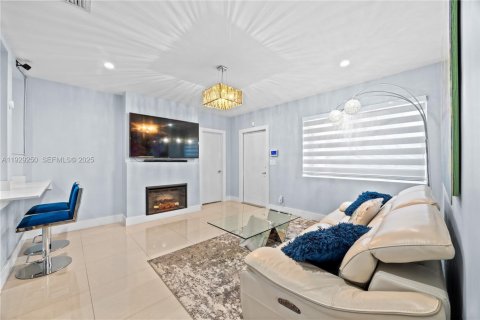 House in Miami, Florida 5 bedrooms, 178.84 sq.m. № 1987375 - photo 24