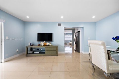 House in Miami, Florida 5 bedrooms, 178.84 sq.m. № 1987375 - photo 17