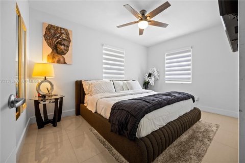 House in Miami, Florida 5 bedrooms, 178.84 sq.m. № 1987375 - photo 23