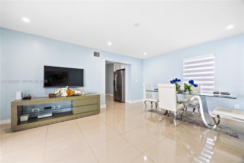 House in Miami, Florida 5 bedrooms, 178.84 sq.m. № 1987375 - photo 18