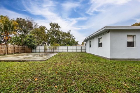 House in Miami, Florida 5 bedrooms, 178.84 sq.m. № 1987375 - photo 6