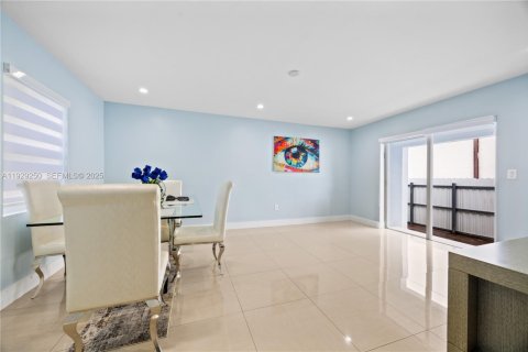 House in Miami, Florida 5 bedrooms, 178.84 sq.m. № 1987375 - photo 19