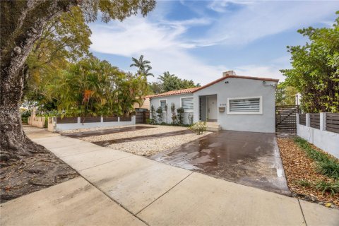 House in Miami, Florida 5 bedrooms, 178.84 sq.m. № 1987375 - photo 1