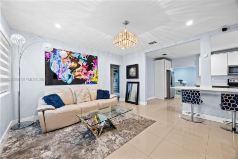 House in Miami, Florida 5 bedrooms, 178.84 sq.m. № 1987375 - photo 26