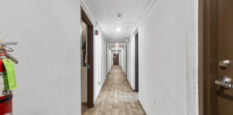 Commercial property in Stuart, Florida № 1174363