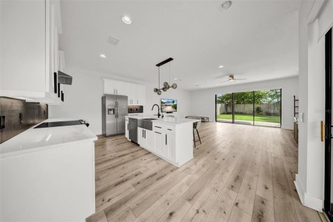 Townhouse in Tampa, Florida 4 bedrooms, 287.81 sq.m. № 1825065 - photo 8