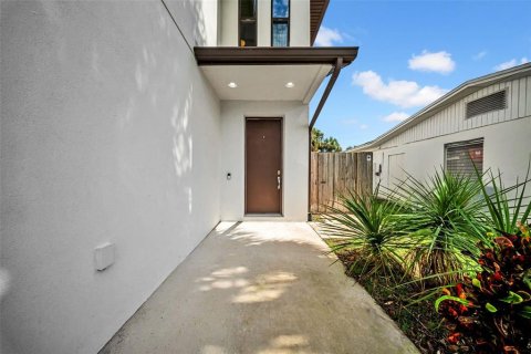 Townhouse in Tampa, Florida 4 bedrooms, 287.81 sq.m. № 1825065 - photo 3