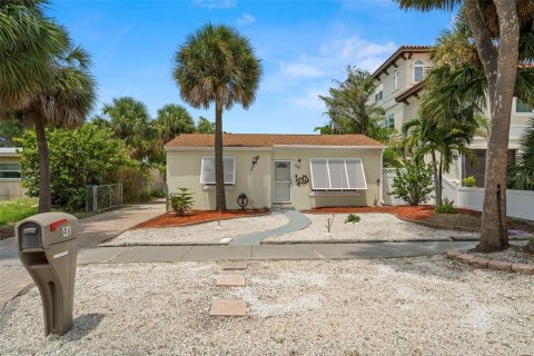 House in Clearwater, Florida 2 bedrooms, 85.19 sq.m. № 1909251 - photo 1