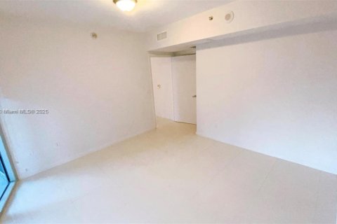 Condo in Miami, Florida, 1 bedroom  № 1956898 - photo 13