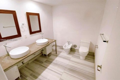 Condo in Miami, Florida, 1 bedroom  № 1956898 - photo 9