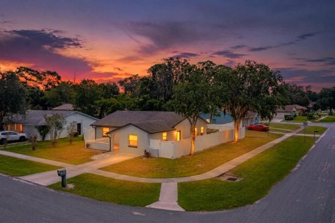 House in Casselberry, Florida 4 bedrooms, 142.51 sq.m. № 2319208
