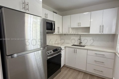 Apartamento en alquiler en Coral Gables, Florida, 2 dormitorios, 83.61 m2 № 1993645 - foto 3